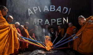Crowds-Flock-to-Mrapen-Eternal-Flame-Since-Dawn